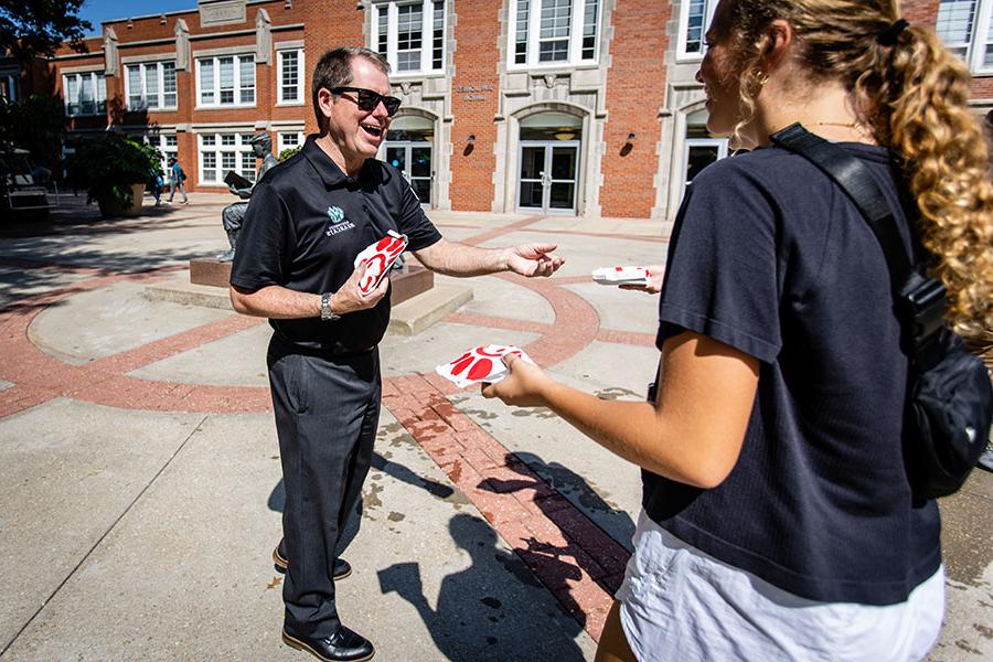 总统 Tatum handed out Chick-fil-A sandwiches to 学生 during the first day of classes on the Northwest campus in August. (图片来源:Lauren Adams/<a href='http://sina.vvy.ngskmc-eis.net'>网上赌博网站十大排行</a>)